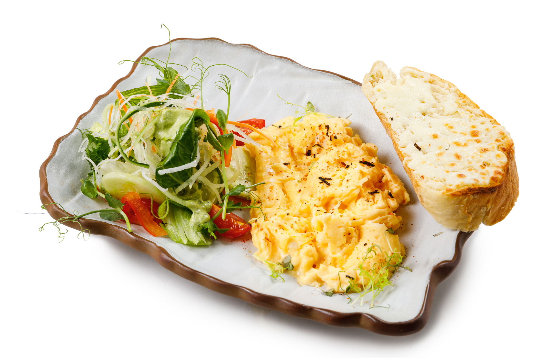 Скрембл с брускеттой с сыром и овощным салатом